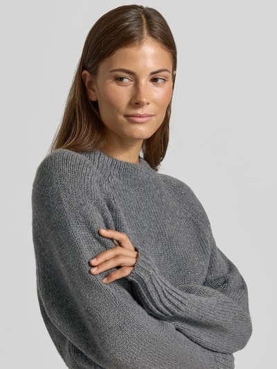 Frauenmodel trägt Regular Fit Pullover mit Viskose-Woll-Kaschmir-Anteil Modell 'Kusi' von JOOP! in Grau mit grober Strickstruktur, Nahaufnahme Oberkörper, Damen Pullover von JOOP!