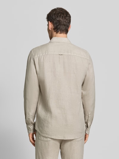Männermodel trägt Leinenhemd mit Kentkragen von MCNEAL, Reines Leinen, Regular-Fit, Rückansicht, Rückenlänge 77 cm, Schulterbreite 50 cm, Ärmellänge 68 cm, Größe L. Ganzkörperansicht Rückansicht