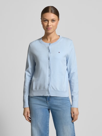 Frauenmodel trägt Regular Fit Strickjacke aus Baumwoll-Mix von Tommy Hilfiger in Hellblau, Feinstrick, Rundhals, Logo-Stitching, Ganzkörperansicht von vorne.