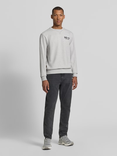Männermodel trägt Sweatshirt mit Label-Print und Rundhalsausschnitt von PME Legend aus reiner Baumwolle, Relaxed Fit, Ganzkörperansicht von vorne.