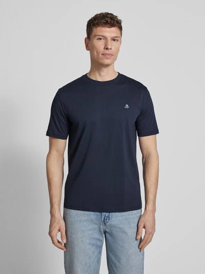 Männermodel trägt Regular Fit T-Shirt Set im 2er-Pack von Marc O'Polo, unifarben, Logo-Print, reine Baumwolle, Ganzkörperansicht von vorne.
