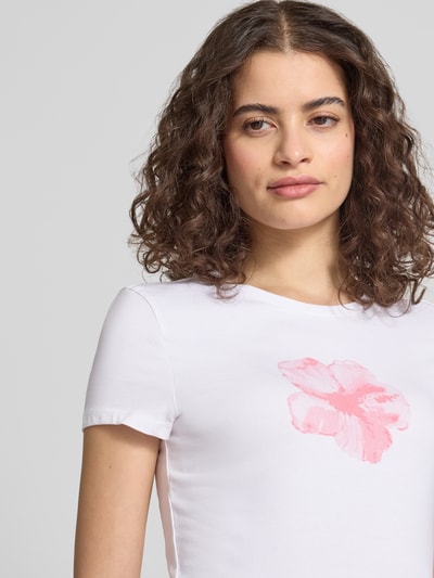 Frauenmodel trägt Schmal geschnittenes T-Shirt aus Baumwollmix mit Blumen-Print von REVIEW, Damen T-Shirt mit Rundhalsausschnitt, Kurzärmelig, Rückenlänge bei Größe S 54 cm, Nahaufnahme Oberkörper.