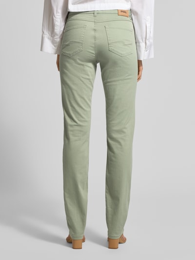Frauenmodel trägt Slim Fit Jeans im 5-Pocket-Design Modell 'CICI' von Angels aus grünem Baumwoll-Mix mit Stretch-Anteil, Ganzkörperansicht Rückansicht.