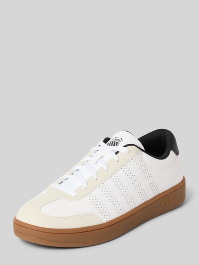 Produktfoto, Sneaker mit Label-Print Modell 'COURT' von K-Swiss, weiß mit Lochmuster, strukturierte braune Sohle, seitliche Ansicht, Herren Sneaker, Schnürverschluss, abgerundete Form, Absatzhöhe 3 cm, Schafthöhe 7 cm, Schaftweite 10 cm
