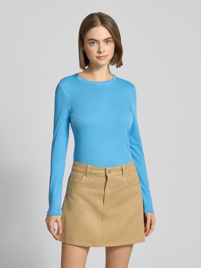 Vrouwenmodel draagt Slim Fit Shirt met lange mouwen uit puur katoen van Marc O'Polo Denim, look: effen, ronde hals, labeldetail, jersey, Ganzkörperansicht von voren.