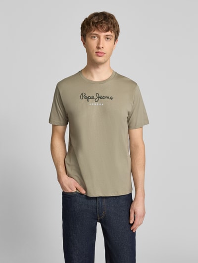 Mannelijk model draagt Regular Fit T-shirt uit puur katoen model 'EGGO' van Pepe Jeans, look: effen, met labelprint en labelpatch, ronde hals, korte mouw, jersey materiaalverwerking, heren T-shirt, voorkant volledig zichtbaar.