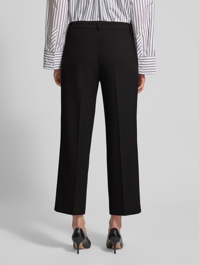 Frauenmodel trägt Wide Fit Stoffhose mit Viskose-Anteil Modell 'Olessa' von Raffaello Rossi, schwarze Bügelfalten, Crêpe-Textur, Ganzkörperansicht Rückansicht.