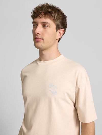 Männermodel trägt Oversized Herren T-Shirt aus Reine Baumwolle, Oversized-Schnitt, Label-Print, Pegador, Modell 'Nuevo', Nahaufnahme Oberkörper. Rückenlänge 69 cm bei Größe M.