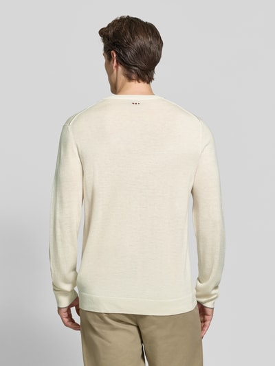 Männermodel trägt sweter wełniany Slim Fit Modell 'DAMAVAND' von Napapijri z detalem z logo, elastyczne wykończenia, beż, Długość tyłu w rozmiarze M: 66 cm, Długość rękawów w rozmiarze M: 69 cm, Ganzkörperansicht Rückansicht