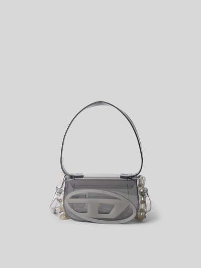 Produktfoto, Shoulder Bag mit Logo-Detail von Diesel in Grau mit doppeltem Schulterriemen und Magnetverschluss, strukturierte Oberfläche