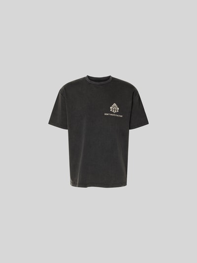Produktfoto, schwarzes Relaxed Fit T-Shirt aus Baumwoll-Elasthan-Mix von Don’t Waste Culture mit Rundhalsausschnitt und Label-Details, Used-Look.
