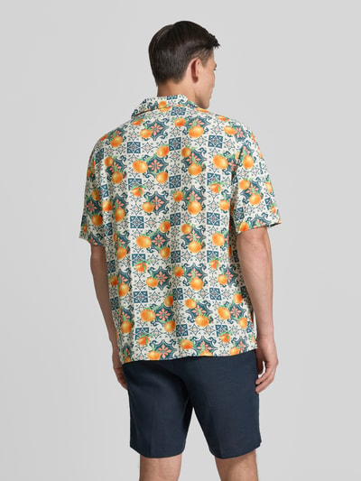 Männermodel trägt Loose Fit Freizeithemd aus reiner Viskose von Tom Tailor Denim mit Allover-Muster, kurzarm, Rückansicht Ganzkörperansicht.