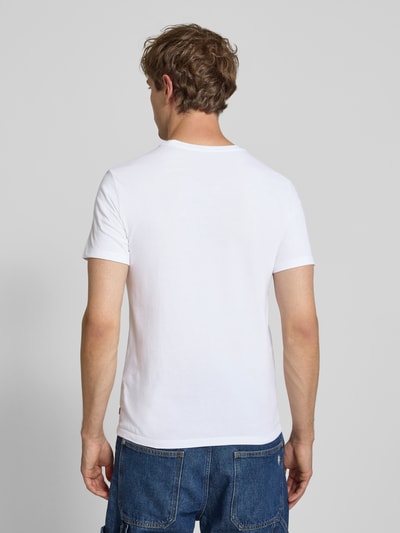 Männermodel trägt weißes Slim Fit T-Shirt-Set aus reiner Baumwolle im 2er-Pack von Levi's®, glatte Oberfläche, Ganzkörperansicht Rückansicht.