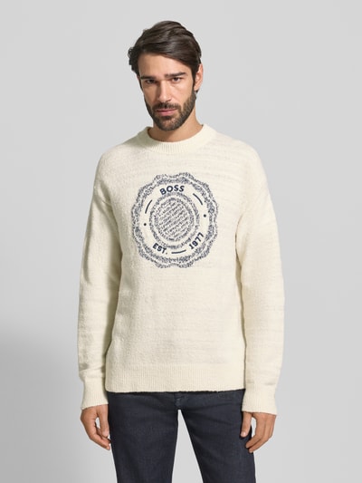 Männermodel trägt Regular Fit Strickpullover aus Woll-Mix Modell 'KERBERT' von BOSS Orange, Optik: Unifarben, Label-Stitching, Ganzkörperansicht von vorne.