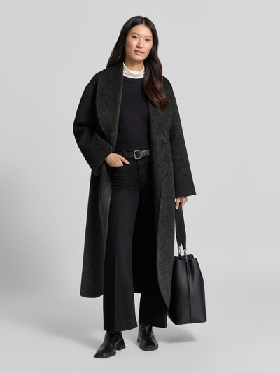 Frauenmodel trägt Mantel mit Schalkragen von Emporio Armani in Schwarz, strukturierte Oberfläche, taillierte Passform, Ganzkörperansicht von vorne.