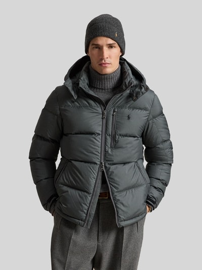 Männermodel trägt Regular Fit Daunenjacke mit Logo-Stitching von Polo Ralph Lauren in Dunkelgrau, glatte Oberfläche, Ganzkörperansicht von vorne. Herren Daunenjacke von Polo Ralph Lauren
