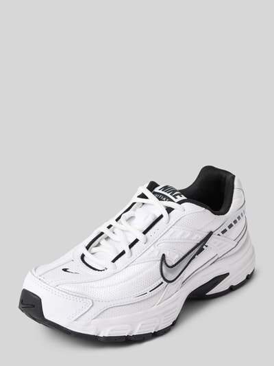 Produktfoto, Sneaker mit Logo Modell 'Initiator' von Nike in Weiß mit schwarzem Logo, abgerundete Spitze, Gummisohle, strukturierte Oberfläche.