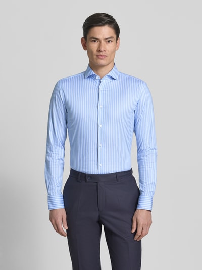 Männermodel draagt Slim Fit Businesshemd aus Baumwoll-Mix Modell 'HANK-SP-C1' van BOSS met tweekleurige look, gestreept patroon, lange mouw, overhemdkraag, doorlopende knoopsluiting, achterpas, en manchet van katoenmix, voorkant, ganzekörperaanzicht.