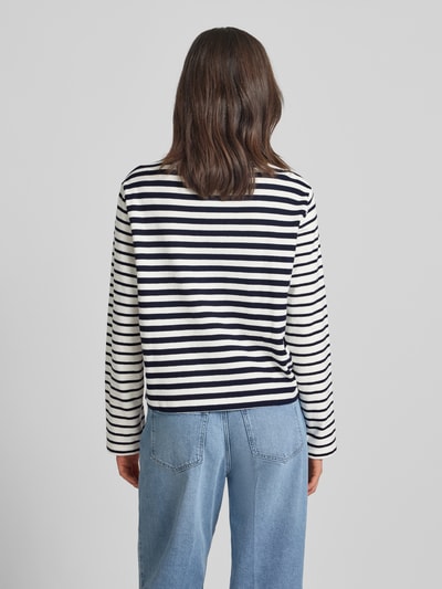 Vrouwenmodel draagt Boxy Fit Pullover uit pure katoen van s.Oliver RED LABEL, gestreept, ronde hals, ribbrei, lange mouwen, achterkant volledig zichtbaar.
