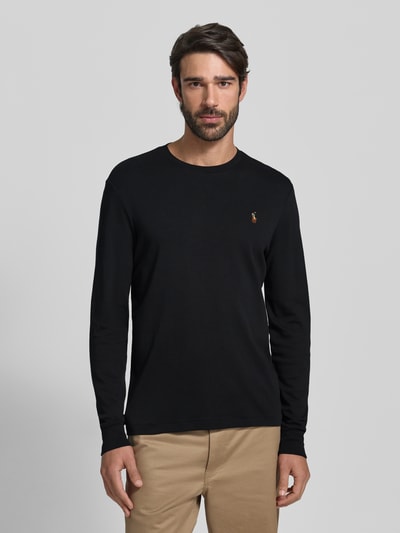 Męski model nosi Longsleeve mit gerippten Abschlüssen von Polo Ralph Lauren, bawełna, regular fit, czarny kolor, całkowity przód.
