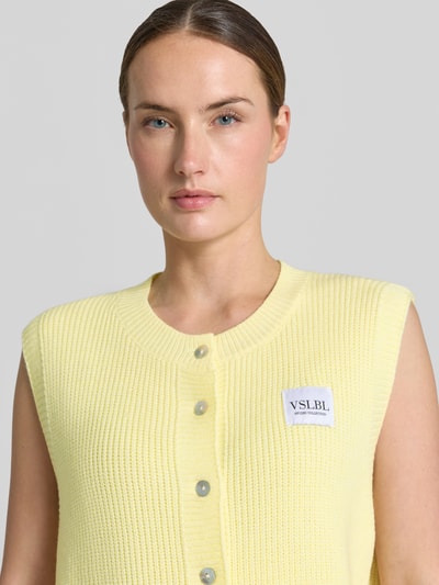 Frauenmodel trägt Regular Fit Strickweste aus Viskose-Mix Modell 'MILLA' von VILLA SOPHIE, Optik: Unifarben, Rippstrick, Nahaufnahme Oberkörper.