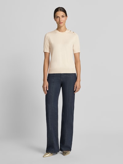 Frauenmodel trägt Regular Fit Pullover aus Viskose-Mix von Jake*s Collection in Creme mit glatter Textur zu dunkler Hose, Ganzkörperansicht von vorne.