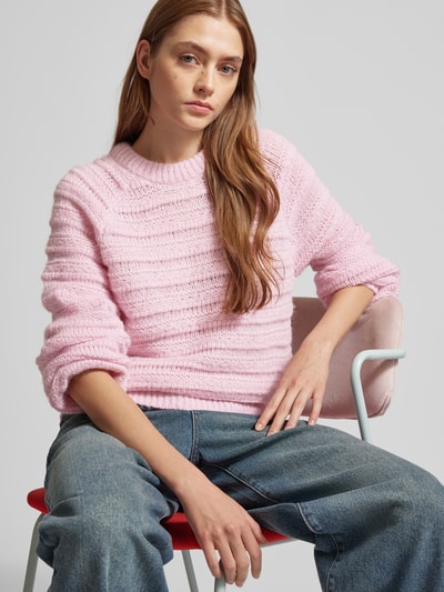 Pieces Sweter z dzianiny o kroju regular fit z fakturowanym wzorem model ‘JAYDA’ Różowy 3