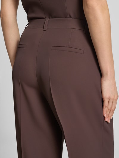 Frauenmodel trägt Wide Leg Hose mit Bügelfalten von V by Vera Mont in Braun, Material-Mix, Gesäßtaschen, Nahaufnahme Rückansicht.