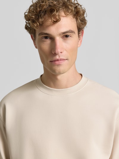 Männermodel trägt slim fit pullover aus pure katoen 'TOM' van Selected in lichtbeige, heren sweatshirt, nahaufnahme oberkörper
