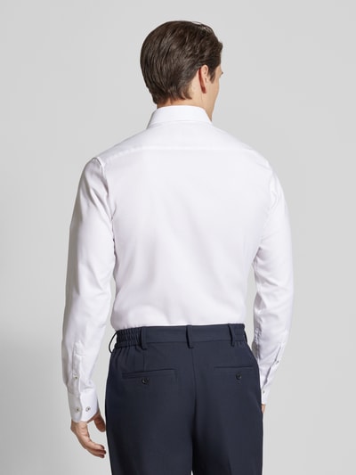 Männermodel trägt Slim Fit Business-Hemd mit Kentkragen von ETERNA, reine Baumwolle, langärmelig, Sportmanschetten, Ganzkörperansicht Rückansicht.