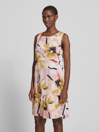 Kobiece modelka nosi Fließendes Kleid aus Baumwoll-Mix von Tom Tailor, efekt: wzór na całej powierzchni, krój: swobodny, długość do kolan, okrągły dekolt, bez rękawów, materiał: mieszanka bawełny, jasne pastelowe kolory, widoczna tekstura materiału, całkowite ujęcie z przodu