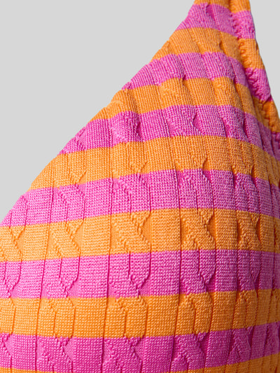 Frauenmodel trägt Badeanzug mit Strukturmuster von Polo Ralph Lauren, Optik:Allover-Muster, gestreift in Pink und Orange, Nahaufnahme Oberkörper.
