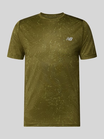 Produktfoto, T-Shirt mit Logo-Print Modell 'ESSENTIAL' von New Balance in Olivgrün mit dezentem Muster, gerader Schnitt, Rundhalsausschnitt, Rückenlänge bei Größe M 70 cm