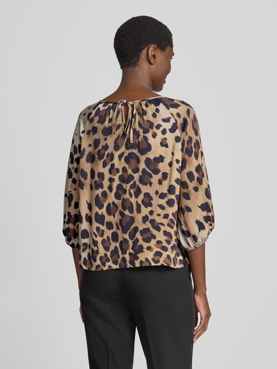 Frauenmodel trägt Relaxed Fit Bluse aus reiner Viskose von Smith and Soul mit Allover-Animal-Print, U-Boot-Ausschnitt, 3/4-Arm, Rückansicht, Ganzkörperansicht.