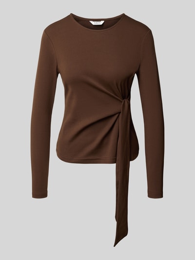 Produktfoto, braunes Longsleeve mit Knotendetail, Modell 'RIMONICA' von b.young, Slim Fit, Rundhalsausschnitt, glatte Textur.
