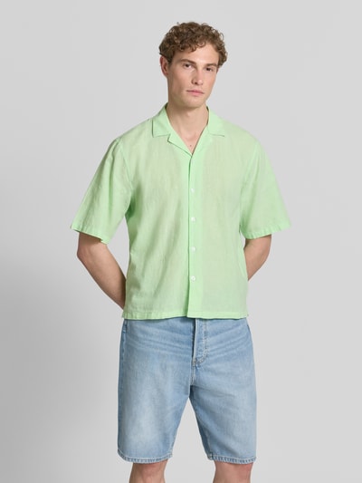 Männermodel trägt Cropped Freizeithemd aus Leinen-Baumwoll-Mix von Lindbergh in Hellgrün mit Reverskragen und Knopfleiste, Ganzkörperansicht von vorne.
