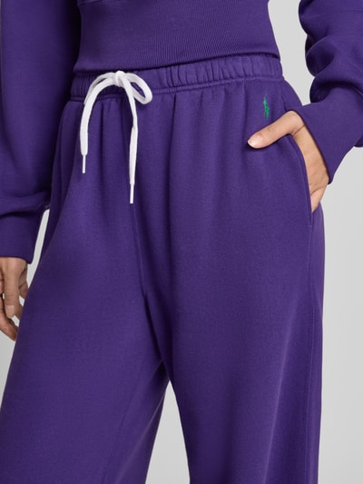 Frauenmodel trägt lila Wide Leg Sweathose aus Baumwoll-Mix mit Logo-Stitching von Polo Ralph Lauren, Damen Sweathose, Nahaufnahme Oberkörper
