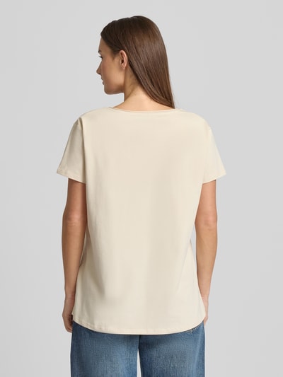 Frauenmodel trägt Loose Fit T-Shirt mit V-Ausschnitt von miss goodlife in Beige, Baumwoll-Elasthan-Mix, Ganzkörperansicht Rückansicht
