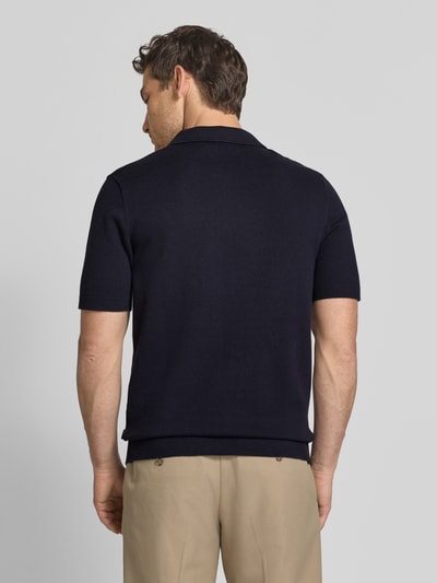 Männermodel trägt Regular Fit Poloshirt mit Reißverschluss Modell 'MILANO' von Jack & Jones Premium aus Bio-Baumwoll-Mix, Rückansicht.