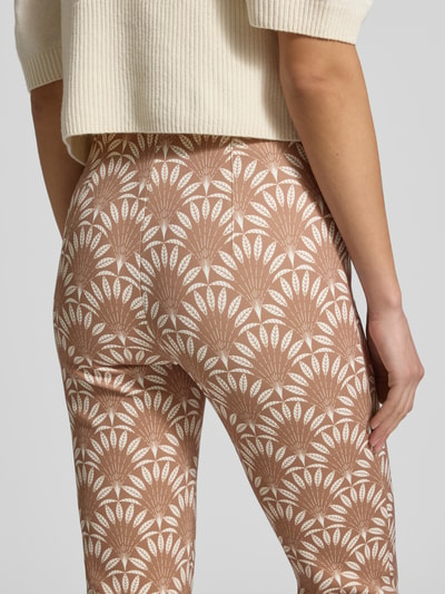 Frauenmodel trägt Stoffhose mit Stretch-Anteil Modell 'CINDY' von SEDUCTIVE, beiger Stoff mit weißem Muster, körpernaher Schnitt, Detailaufnahme Rückansicht