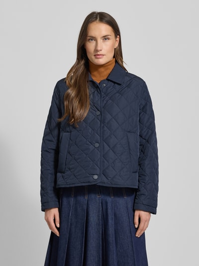Frauenmodel trägt Regular Fit Steppjacke mit Umlegekragen Modell 'GELO' von Weekend Max Mara, Optik: Unifarben, kariert, Label Stitching, Motiv-Patch, seitliche Eingrifftaschen, Ganzkörperansicht von vorne.