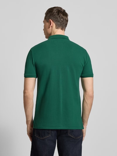 Męski model nosi Regular Fit Poloshirt aus reiner Baumwolle von Polo Ralph Lauren, efekt: jednolity kolor, pika, krótki rękaw, wyhaftowane logo, krój regular fit, kołnierzyk polo, dekolt w serek, listwa guzikowa, 100% bawełna, całkowity widok z tyłu.