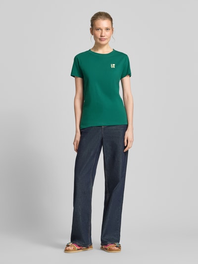 Frauenmodel trägt Regular Fit T-Shirt aus reiner Baumwolle Modell 'C_ESOGO_3' von BOSS Orange, unifarben, Label-Print, Rundhals, Kurzarm, Ganzkörperansicht von vorne.