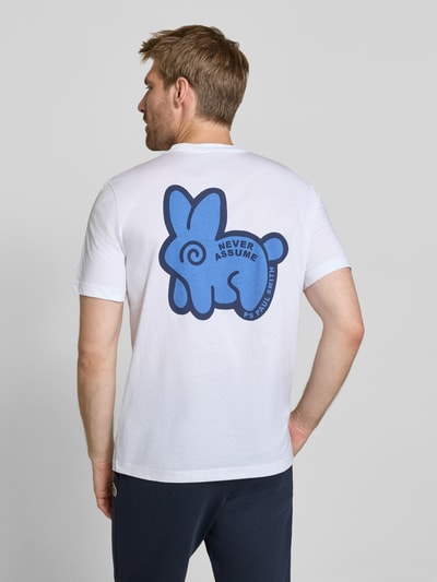 Männermodel trägt Regular Fit T-Shirt aus reiner Baumwolle von Paul Smith in Weiß mit blauem Statement-Print, Rückenansicht, Ganzkörperansicht Rückansicht.