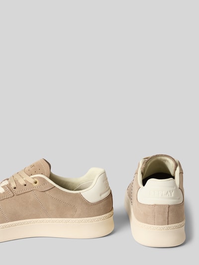 Produktfoto, Sneaker mit Label-Details Modell 'PLAYME MIX' von Replay in Beige mit abgerundete Spitze, Schnürung, Absatzhöhe 3 cm, Schafthöhe 5 cm, Schaftweite 6 cm, Materialmix aus Veloursleder und glatter Oberfläche.