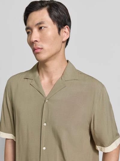 Männermodel trägt Relaxed Fit Freizeithemd aus Viskose mit Reverskragen von JOOP! Collection, Knopfleiste, Nahaufnahme Oberkörper.