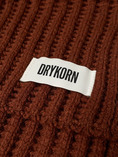 Produktfoto, brauner Grobstrick mit rechteckigem Label-Detail, Struktur sichtbar, Schal mit Label-Detail Modell 'NUMAS' von DRYKORN, Material-Mix mit Alpaka-Anteil.