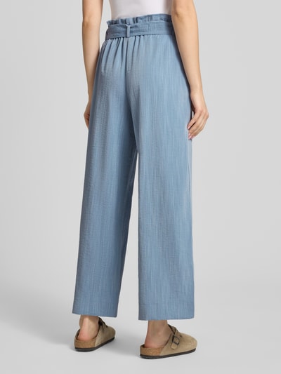 Kobiece model prezentuje spodnie z zakładkami w pasie Regular Fit Bundfaltenhose aus Viskose-Mix model 'MARSA' od Only, efekt: jednolity kolor, krój regular fit, wysoki stan, zakładki w pasie, falbany, szlufki na pasek, wiązany pasek, mieszanka wiskozy, widok całej sylwetki z tyłu.