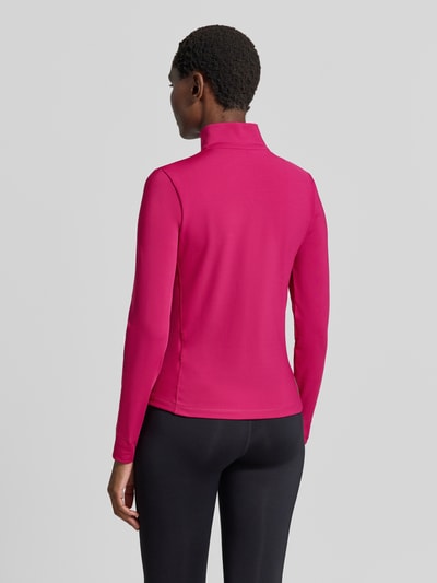 Frauenmodel trägt pinke Slim fit Trainingsjacke mit Logo-Patch von Lacoste, glatte Struktur, Ganzkörperansicht Rückansicht, Damen Trainingsjacke von Lacoste Sport.