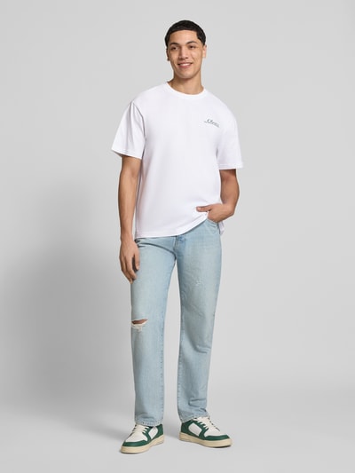 Männermodel trägt Regular Fit T-Shirt aus reiner Bio-Baumwolle Modell 'FRED LIFE' von Only & Sons mit Optik: Unifarben, Schriftzug-Applikation, Rundhals-Ausschnitt und Langarm aus reiner Baumwolle, Ganzkörperansicht von vorne.